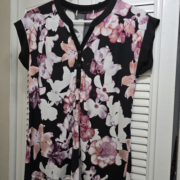 Five beautiful used blouses in size small,  and medium. Five blouses $7 - Picture 2 of 13